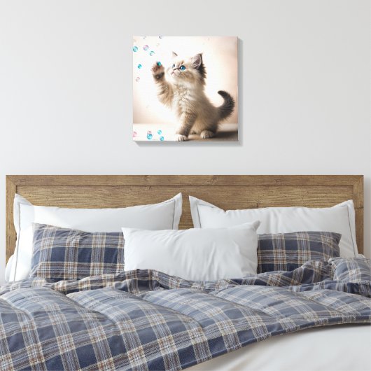 Ragdoll Kitten spelen met zeepbellen Canvas Afdruk (Insitu (Slaapkamer))