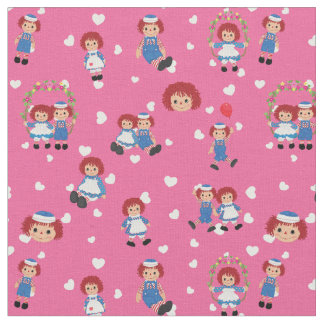 Raggedy Ann en Andy op vallende harten op roze Stof