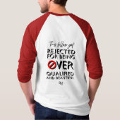 Raglan T-shirt: Over Qualified (rood) T-shirt (Achterkant)
