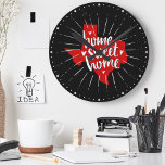 Raider Red en Black Home Sweet Home - Texas Ronde Klok<br><div class="desc">Diegenen van ons die in Texas wonen, houden er van omdat het thuis een lief huis is. Dit eenvoudige ontwerp drukt die liefde met handgeschreven manuscriptdoopvont uit en krabde harten over de staatsvorm met geschetste röntgenfoto's die rond schenen. Handgeschreven typografie en details. Verstoorde afwerking over het hele ding. Beschikbaar op...</div>