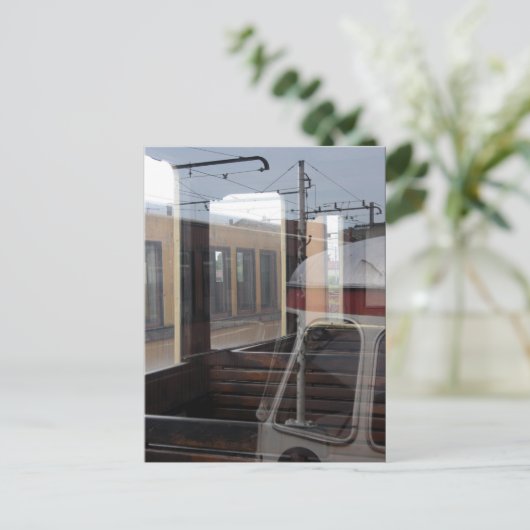 Rail Yard Windows Reflecties van  treinen P Briefkaart (Staand voorkant)