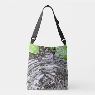 Rain Drop Swirling Whirlpool met Paarse Bloemen Crossbody Tas