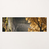 Rain pours from lush branches onto mossy ground yogamat (Achterkant (horizontaal))