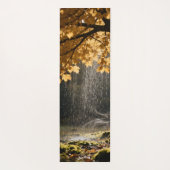Rain pours from lush branches onto mossy ground yogamat (Achterkant)