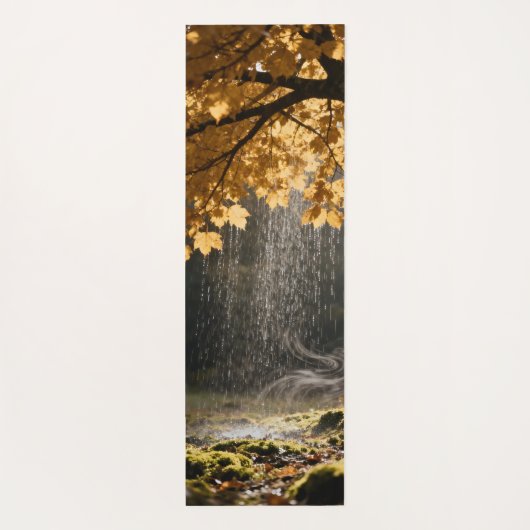 Rain pours from lush branches onto mossy ground yogamat (Achterkant)