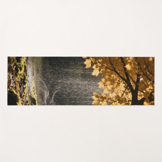 Rain pours from lush branches onto mossy ground yogamat (Voorkant (horizontaal))