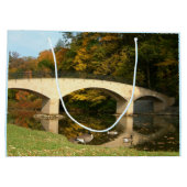 Rainboogbrug in Herfst bij het Grove City College Groot Cadeauzakje (Achterkant)