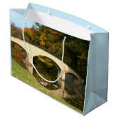 Rainboogbrug in Herfst bij het Grove City College Groot Cadeauzakje (Achterkant Gekanteld)