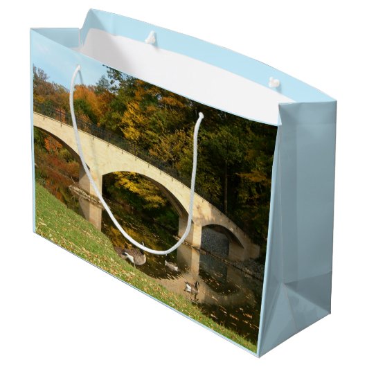 Rainboogbrug in Herfst bij het Grove City College Groot Cadeauzakje (Achterkant Gekanteld)