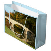 Rainboogbrug in Herfst bij het Grove City College Groot Cadeauzakje (Voorkant Gekanteld)