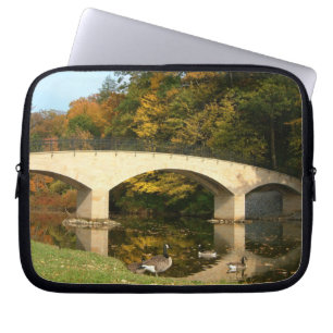 Rainboogbrug in Herfst bij het Grove City College Laptop Sleeve