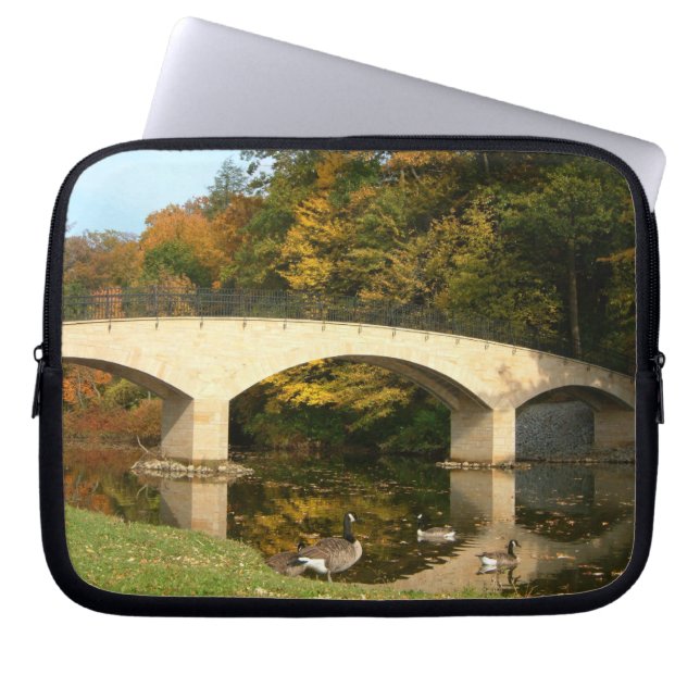 Rainboogbrug in Herfst bij het Grove City College Laptop Sleeve (Voorkant)