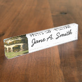 Rainboogbrug in Herfst bij het Grove City College Naambordje (Zijkant)