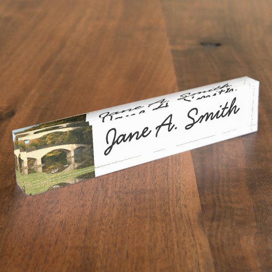 Rainboogbrug in Herfst bij het Grove City College Naambordje