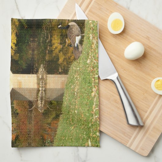 Rainboogbrug in Herfst bij het Grove City College Theedoek (Quarter Fold)