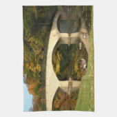 Rainboogbrug in Herfst bij het Grove City College Theedoek (Verticaal)