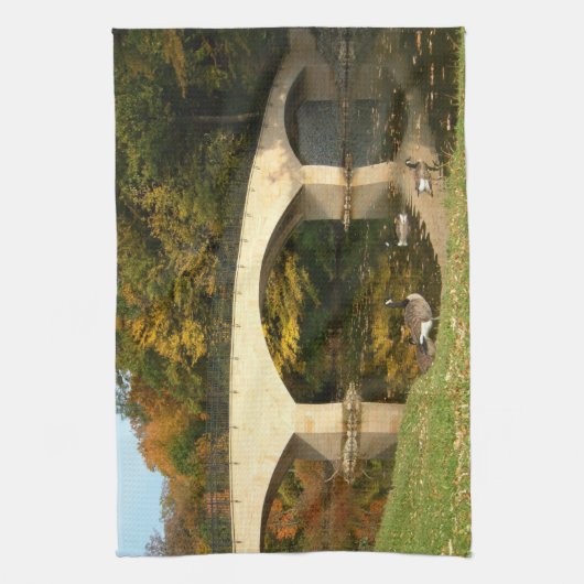 Rainboogbrug in Herfst bij het Grove City College Theedoek (Verticaal)