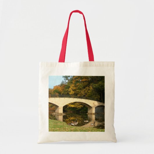 Rainboogbrug in Herfst bij het Grove City College Tote Bag (Voorkant)