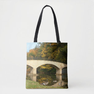 Rainboogbrug in Herfst bij het Grove City College Tote Bag