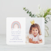 Rainboogfoto-verjaardagsuitnodiging in roze paars (Staand voorkant)