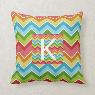 Rainboogkleuren chevron-patroon Monogram Kussen