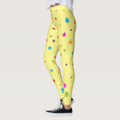 Rainboogkleurig autisme puzzelstukjes op geellow leggings (Links)