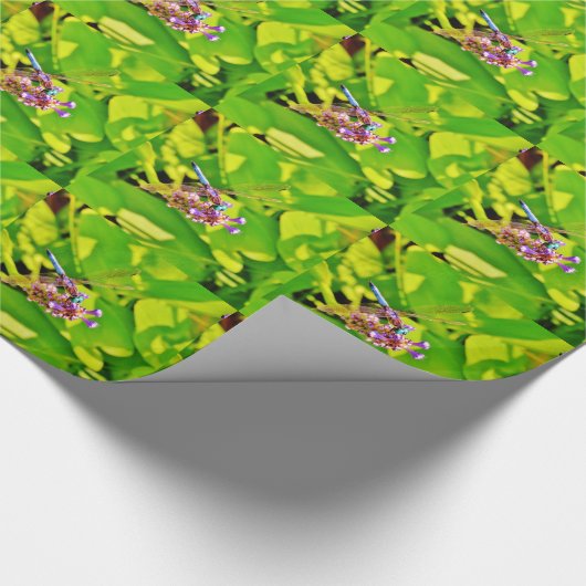 Rainboogkleurige Dragonfly op een paarse roze bloe Cadeaupapier (Hoek)