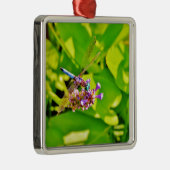 Rainboogkleurige Dragonfly op een paarse roze bloe Metalen Ornament (Rechts)