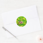 Rainboogkleurige Dragonfly op een paarse roze bloe Ronde Sticker (Envelop)