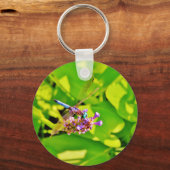 Rainboogkleurige Dragonfly op een paarse roze bloe Sleutelhanger (Voorkant)