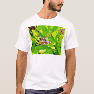 Rainboogkleurige Dragonfly op een paarse roze bloe T-shirt