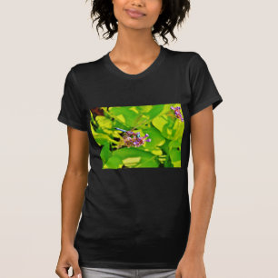 Rainboogkleurige Dragonfly op een paarse roze bloe T-shirt