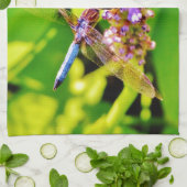 Rainboogkleurige Dragonfly op een paarse roze bloe Theedoek (Gevouwen)