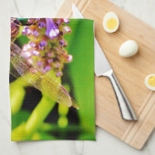 Rainboogkleurige Dragonfly op een paarse roze bloe Theedoek (Quarter Fold)