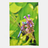 Rainboogkleurige Dragonfly op een paarse roze bloe Theedoek (Verticaal)