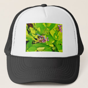 Rainboogkleurige Dragonfly op een paarse roze bloe Trucker Pet