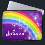 Rainboogkleurige kinderen naam paars laptop sleeve<br><div class="desc">Grafische paarse hemel kleurrijke regenboogstersterren hoesje,  personaliseer je met je eigen naam,  leest op dit moment Juliana. Ontworpen door Sarah Trett voor www.mylittleeden.com op Zazzle.</div>
