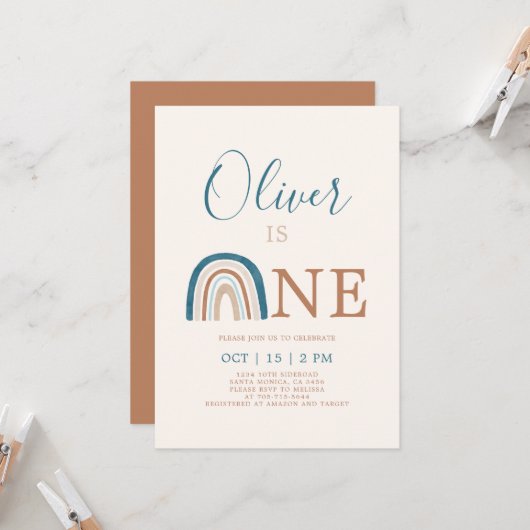 Rainbow 1st Birthday Boy Invitation Kaart (Voorkant / Achterkant in situ)