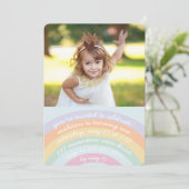 Rainbow Birthday Uitnodiging met foto (Staand voorkant)