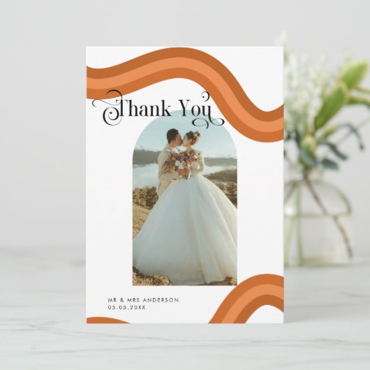 Rainbow Boho Arch Photo Retro Script 70s Wedding Bedankkaart (Staand voorkant)