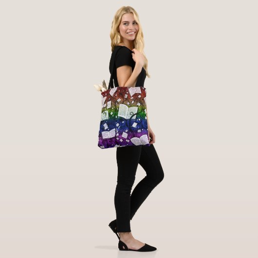 Rainbow Books Achtergrond Tote Bag (Op model)