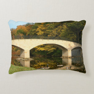 Rainbow Bridge in de herfst bij Grove City College Decoratief Kussen