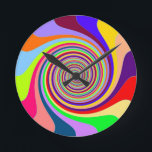 Rainbow bright psychedelic pop art snoep swirl ronde klok<br><div class="desc">met een psychedelisch snoep van de regenboog,  geïnspireerd door de kunstbeweging van de pop van 1960 en 1970,  is dit heldergekleurde,  zwakkere spiraalvormig patroon funky,  omhoog en zeker om je te laten glimlachen.</div>