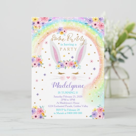 Rainbow Bunny Invitation Bunny Birthday Kaart (Staand voorkant)