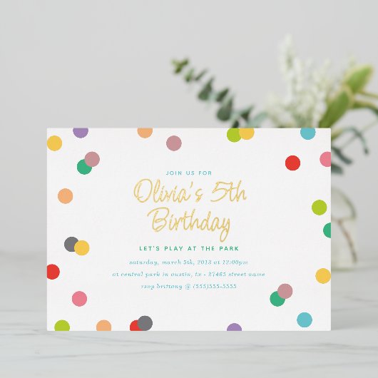 Rainbow Confetti en Gold Lettering Birthday Party Folie Uitnodiging (Staand Voorkant)