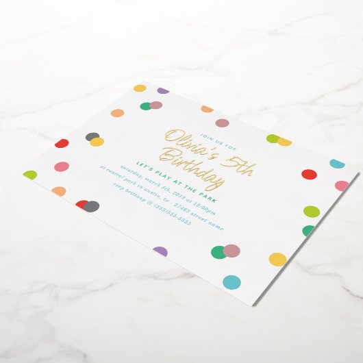 Rainbow Confetti en Gold Lettering Birthday Party Folie Uitnodiging (Gedraaid)