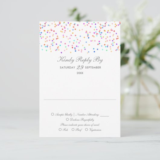 Rainbow Confetti minimalistische bruiloft RSVP Kaartje (Staand voorkant)