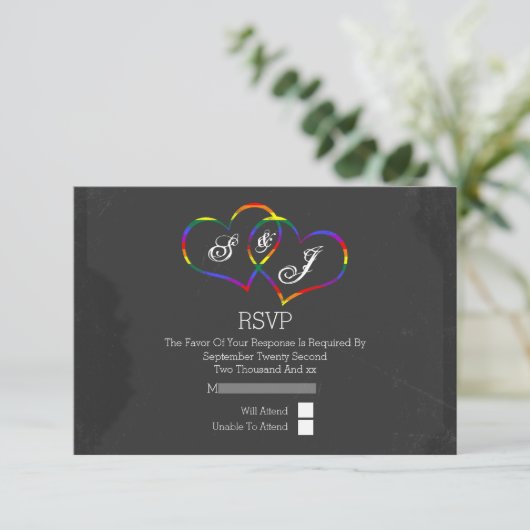 Rainbow Doodle Heart Chalkboard Gay Wedding RSVP Kaartje (Staand voorkant)