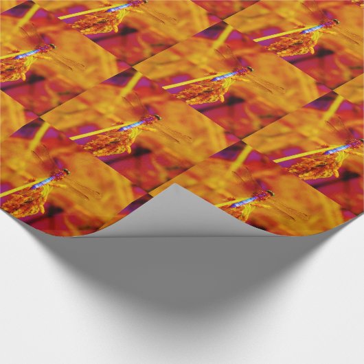 Rainbow Dragonfly op amber en fuschia Cadeaupapier (Hoek)
