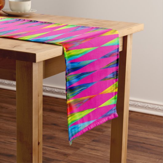 [Rainbow Fiesta] Harlequin Geometric Hot Pink Korte Tafelloper (Voorbeeld)